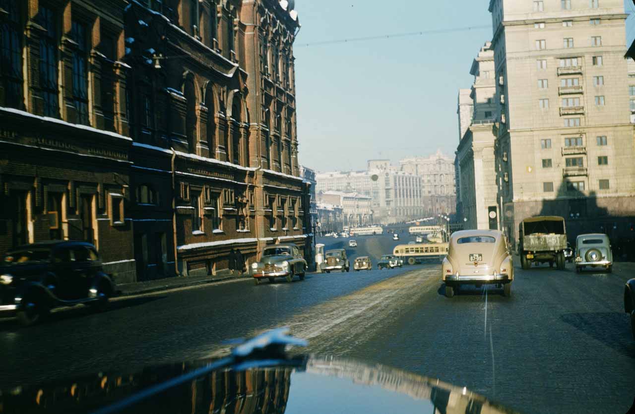 Біля перехрестя московських вулиць Охотний ряд та Тверська. Знято з машини, яка рухалася Тверською на північний захід