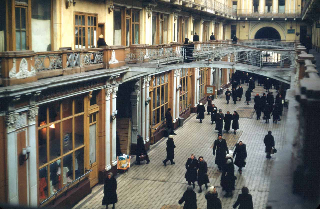 Покупці в Петровському пасажі, Москва