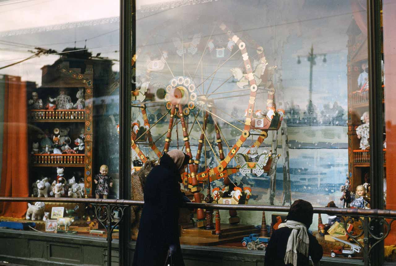 Вітрина крамниці на Театральній площі в Москві, поруч із Большим театром