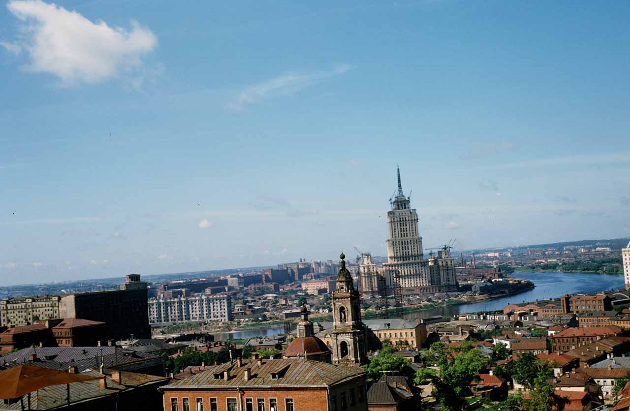 Будівництво готелю «Україна», вигляд із даху нового американського посольства на Новинському бульварі. На передньому плані – Храм Дев’яти мучеників Кизицьких