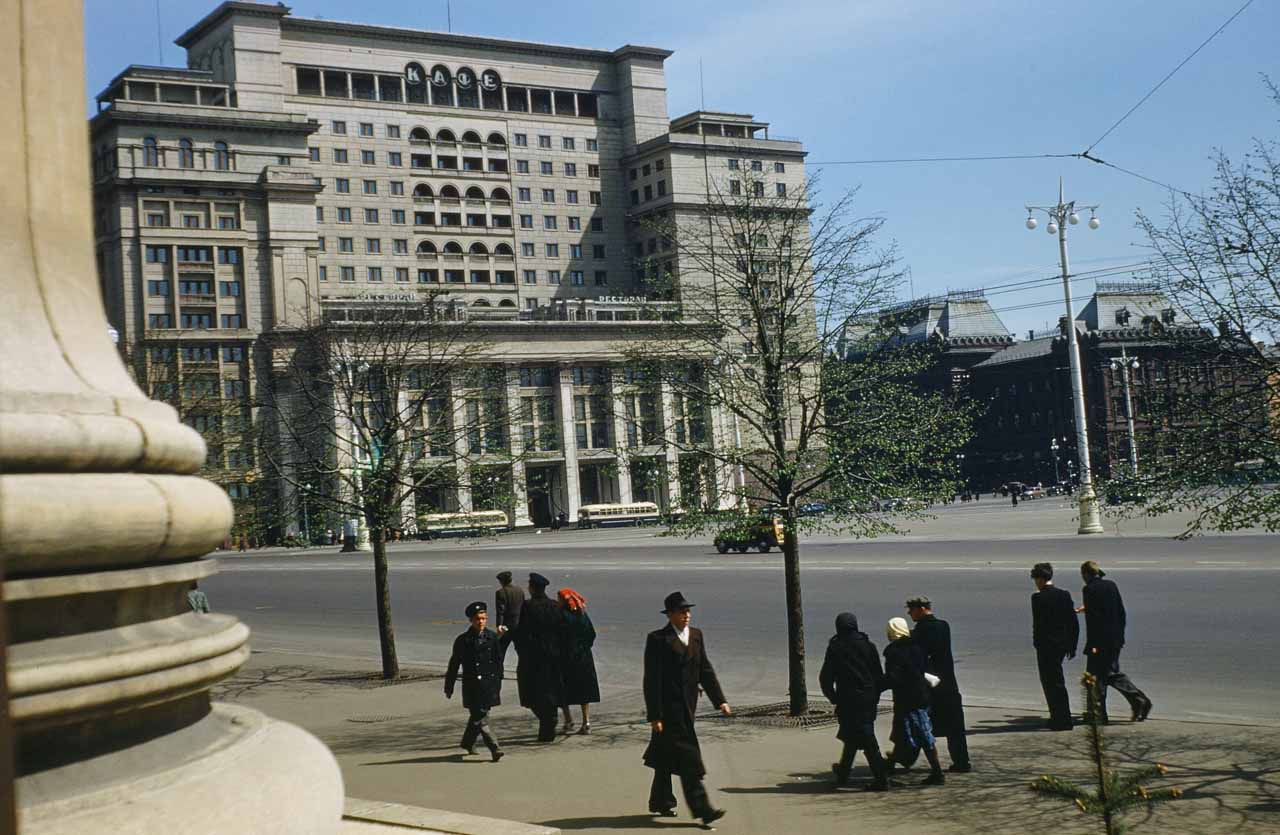 Величезна будівля готелю «Москва» на Манежній площі у столиці СРСР