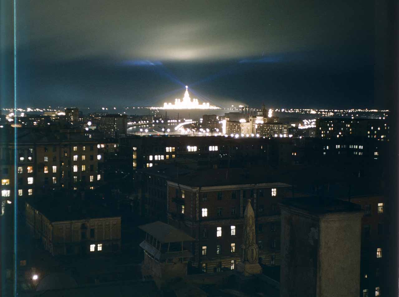 Нещодавно побудована головна будівля Московського університету в нічному освітленні. Знято з даху американського посольства на Новинському бульварі