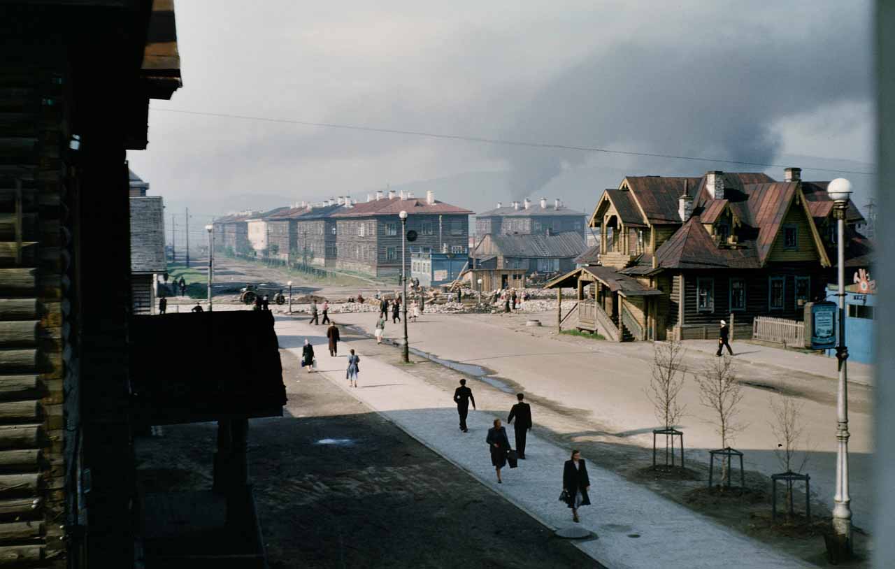 Вигляд на південно-західну частину Ленінградської вулиці з місця, де сьогодні стоїть готель «Азимут», Мурманськ