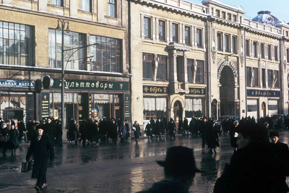 Вулиця Петровка і вхід до крамниці «Петровський пасаж»