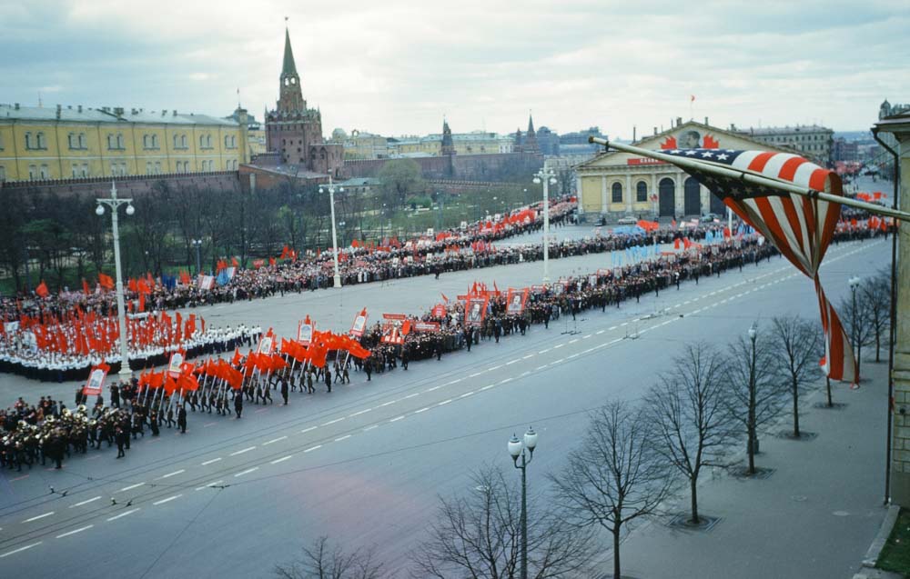 Парад під будівлею старого посольства США на Манежній площі, Москва