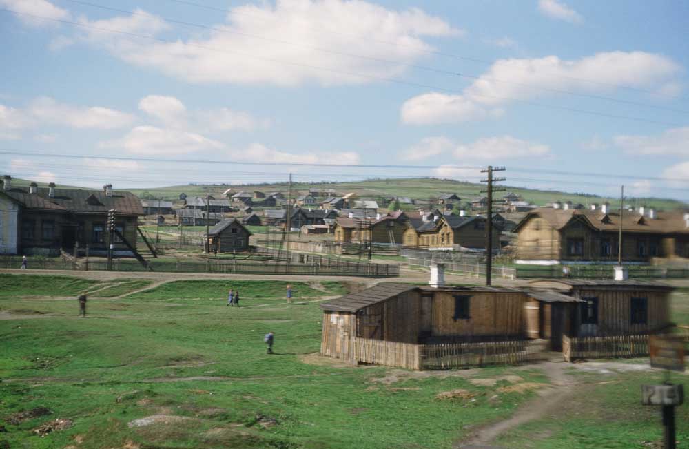 Діти в невідомому селі