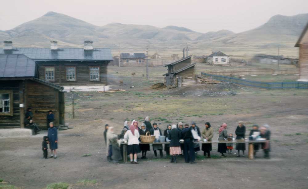 Жінки біля столу