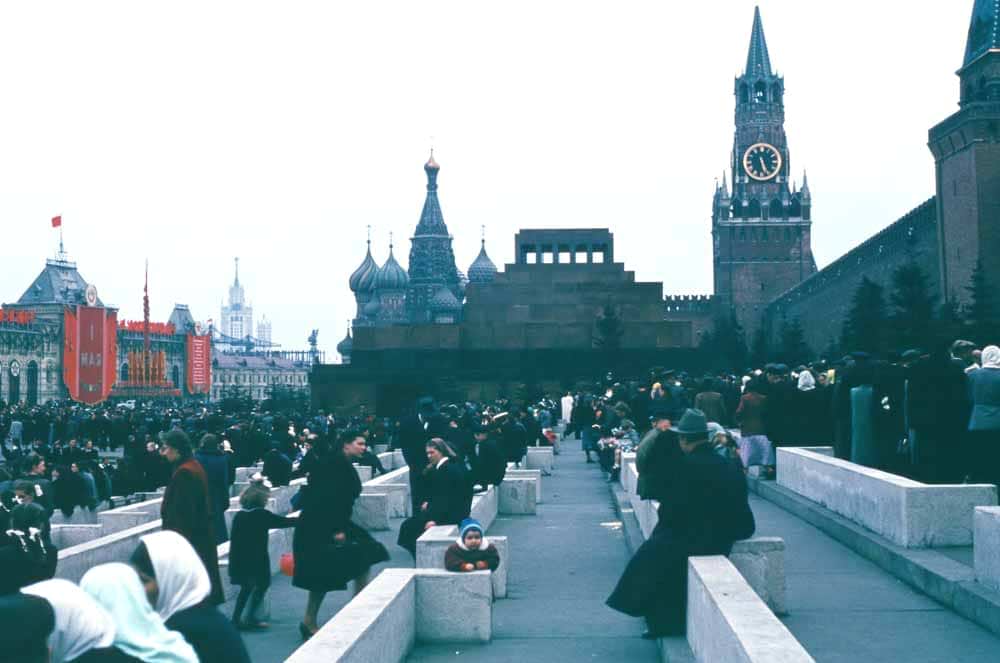 Містяни на Красній площі. Зараз доступ до цієї частини площі закритий