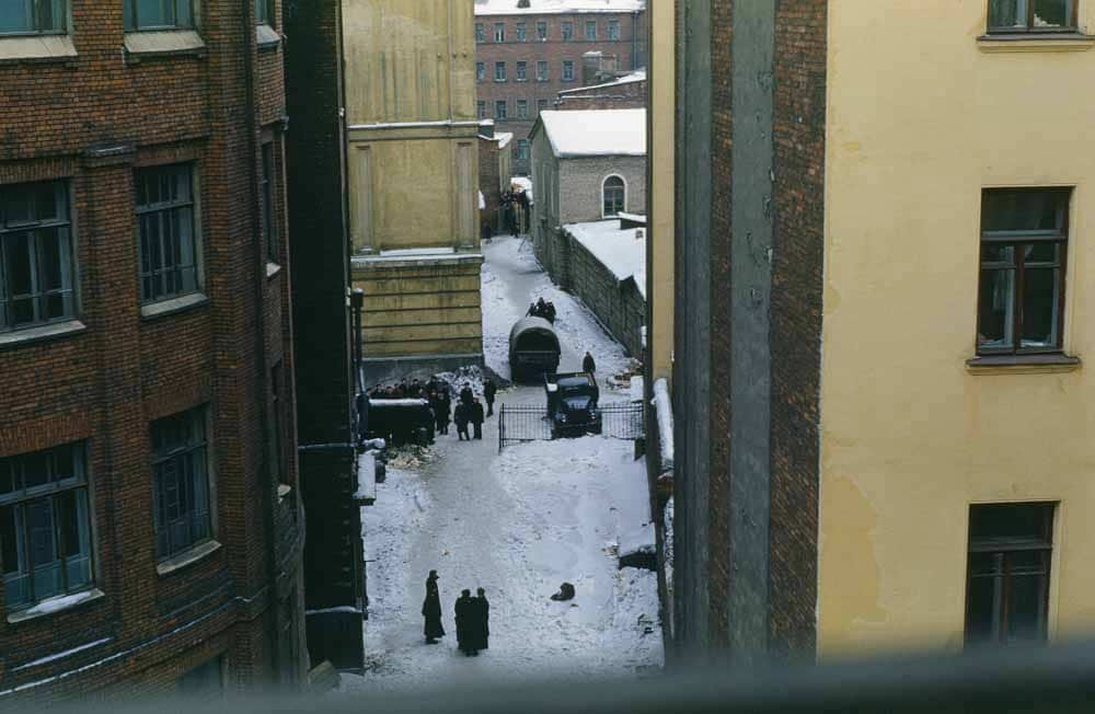 Міліція (на передньому плані) та містяни в провулку. Місце невідоме