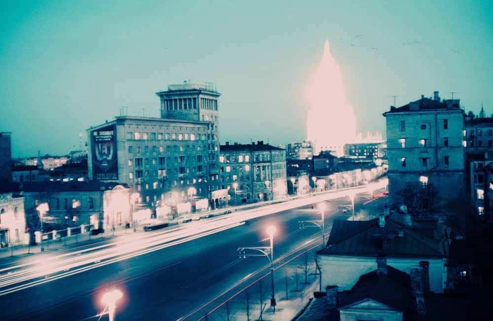 Довга фотовитримка. Вулиця Чайковського (нині – Новинський бульвар) в Москві. На дальньому плані світиться висотка МЗС