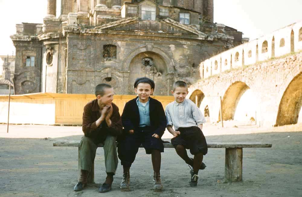 Діти біля Новоспаського монастиря у Москві