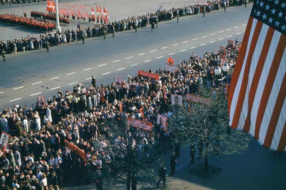Учасники параду з портретами Сталіна та Леніна. Манежна площа, Москва