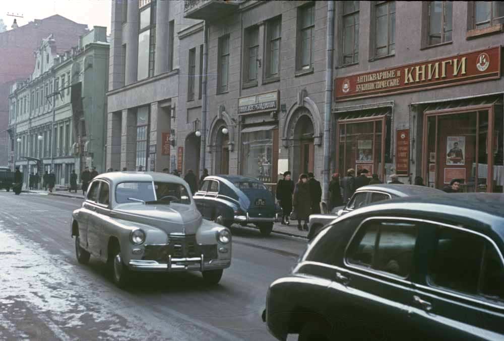 Біля букіністичного магазину у Москві