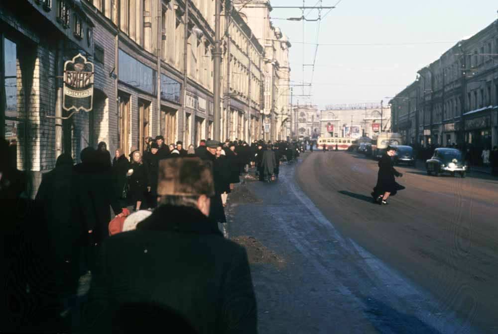 Магазин (ліворуч), який торгує винами Узбекистану, на проспекті Калініна (нині – Новий Арбат) в Москві. На задньому плані – кінотеатр з афішею фільму «Вогні на ріці» (1953)