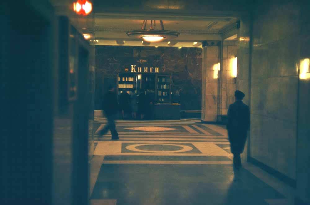Книжкова крамниця в переході московського метро